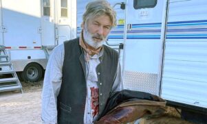 Alec Baldwin dispara com arma em set e filmagem e mata, acidentalmente, a diretora de fotografia do filme