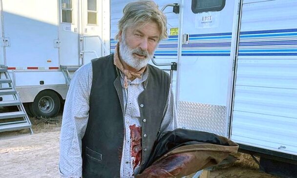 Alec Baldwin dispara com arma em set e filmagem e mata, acidentalmente, a diretora de fotografia do filme