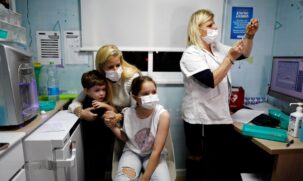 O número de novos casos diários também disparou nos últimos dias, com metade das infecções confirmadas entre crianças de 11 anos ou menos