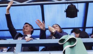 Bolsonaro se filia ao PL e volta ao centrão com ataques a Lula e Moro