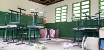 Móveis apodrecem e material escolar se deteriora na escola que poderia estar em pleno funcionamento
