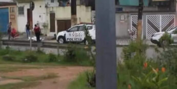O motociclista morreu ao bater em uma mureta metálica de uma avenida na Esplanada dos Barreiros, em São Vicente