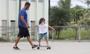 Arthurzinho, de 5 anos, está fazendo aulas em um simulador
