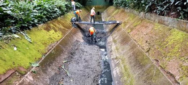 A limpeza do canal interno do Orquidário é realizada a cada quatro meses, em média
