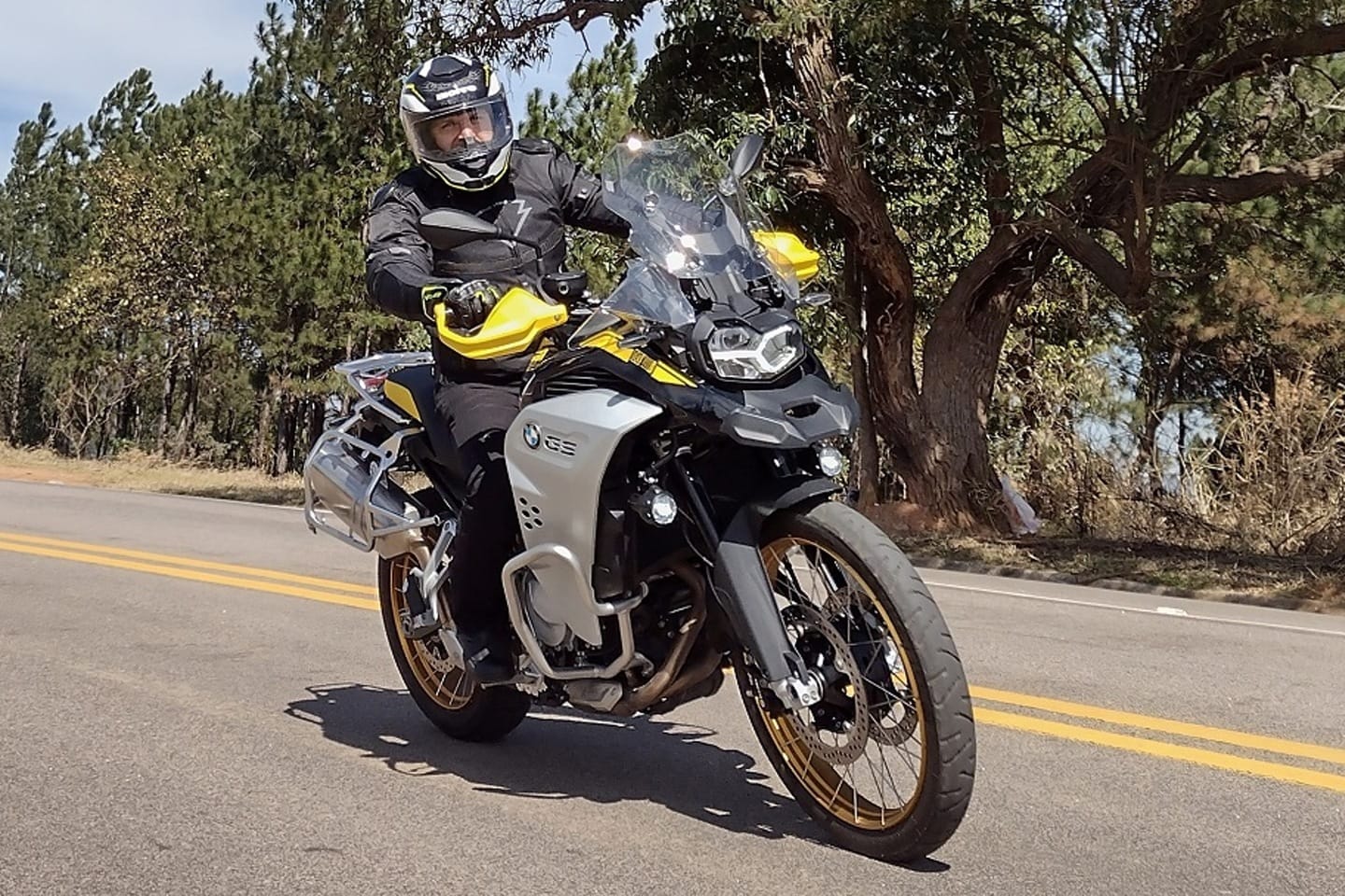 A BMW F 850 GS Adventure edição 40 anos é oferecida no pacote premium por R$ 76.500, com três anos de garantia