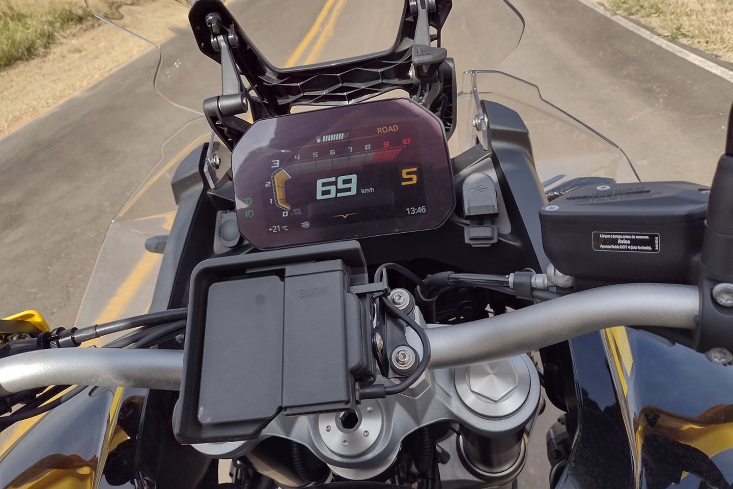 O painel de TFT da BMW F 850 GS Adventure é colorido e facilita nas mudanças dos modos de pilotagem e condições da moto