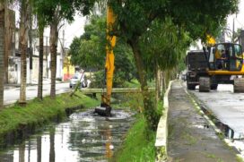 Canal do Catiapoã recebe limpeza durante a semana como parte do plano emergencial de São Vicente