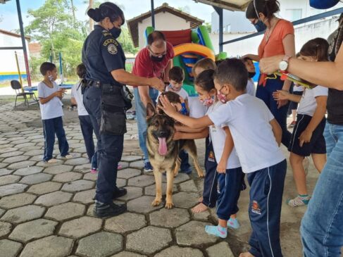 Mais de 500 crianças de escolas municipais de Santos visitaram o Canil da GCM durante todo o mês de outubro