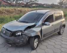 Ao fugir, suspeito colidiu com o carro em uma placa da Rodovia Governador Mário Govas, próximo ao bairro Cibratel