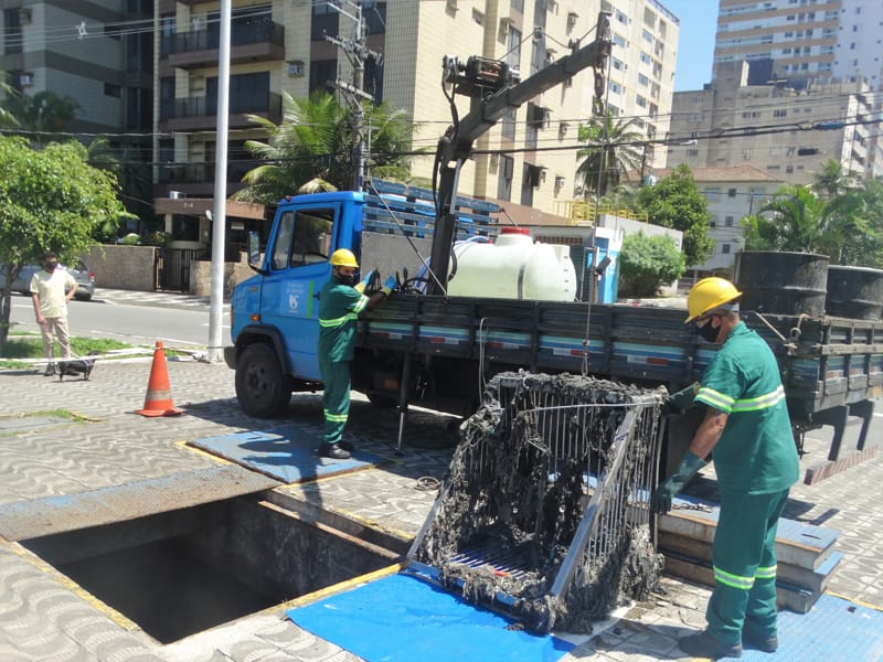 Técnicos trabalham para desentupir e limpar as instalações de esgoto da Baixada Santista