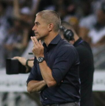 Sylvinho não tem um bom retrospecto fora da Neo Química Arena