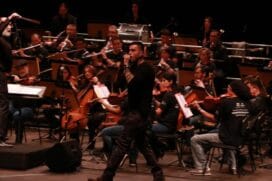 No palco do Teatro Municipal Braz Cubas, a Orquestra Sinfônica de Santos fará homenagem ao rock nacional e aos profissionais da saúde na cidade