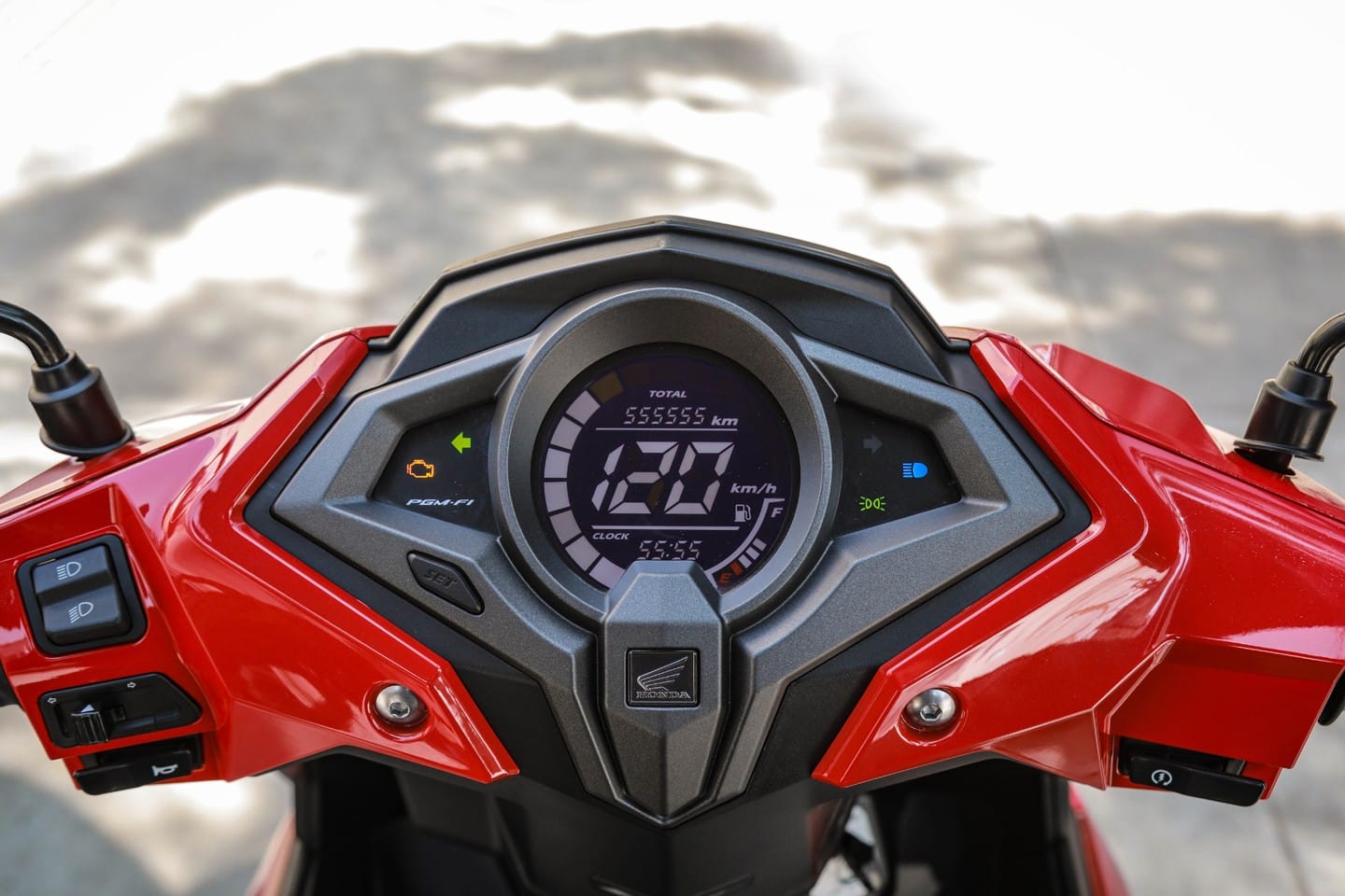 Na versão 2022 da Elite 125, o grupo óptico iluminado por leds, em conjunto com o painel de instrumentos em LCD, ajuda a aprimorar a eficiência na utilização diurna ou noturna