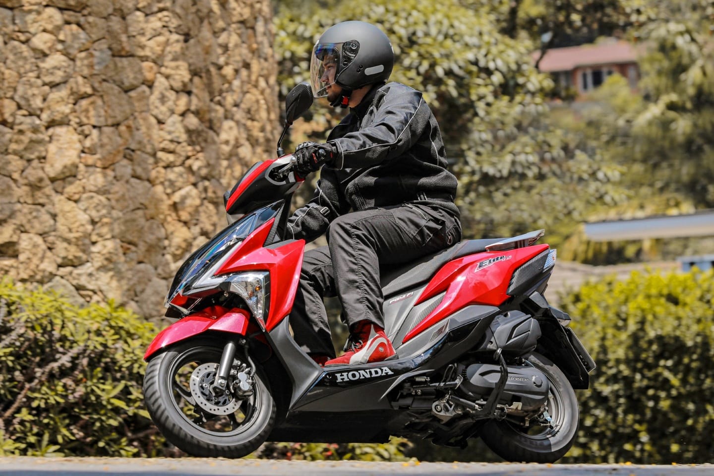 O motor é o monocilíndrico OHC de 124,9 cc, dotado de refrigeração a ar forçada por ventoinha e alimentado pelo sistema de injeção eletrônica PGM-FI, com potência máxima de 9,34 cavalos e torque de 1,05 kgfm