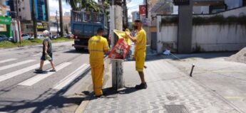 Funcionários da Terracom retiraram os banners da empresa, que foi multada em R$ 1 mil na manhã deste domingo (7)