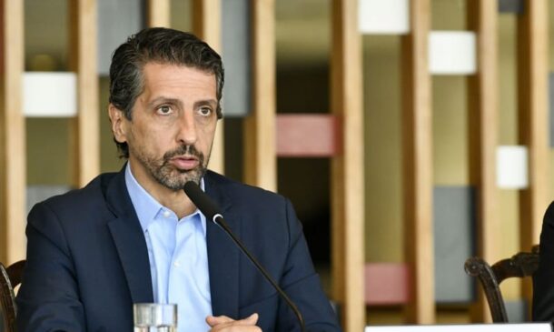 O ministro do Meio Ambiente Joaquim Leite anuncia meta de redução da emissão de gases poluentes na COP26