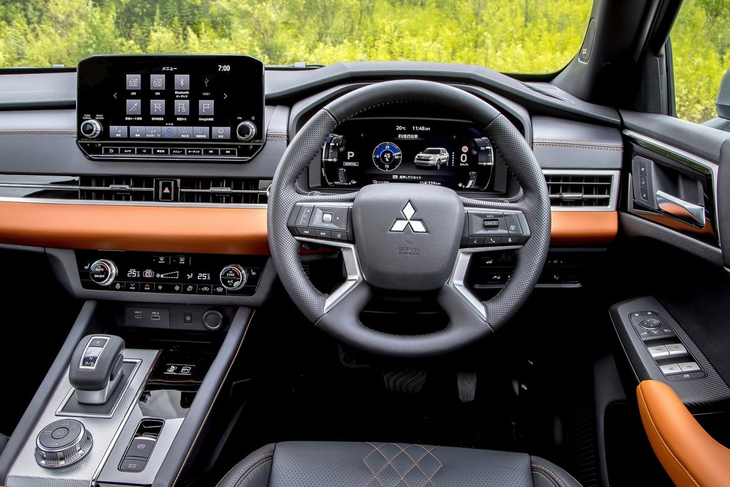 O painel de instrumentos esculpido horizontalmente facilita a compreensão da posição do carro durante a condução. O console central foi desenvolvido para oferecer uma classe premium 