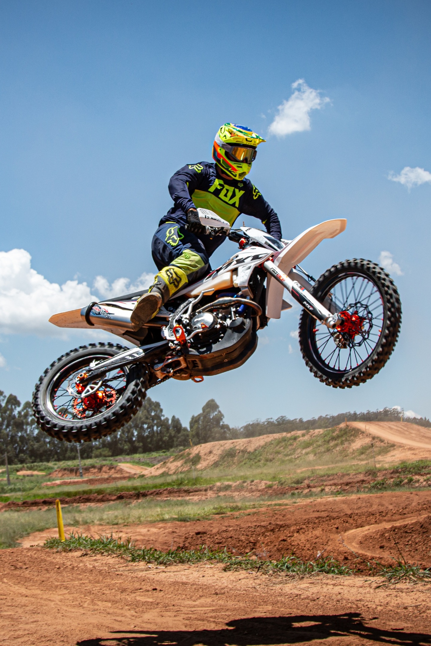 O novo modelo da MXF Motors pesa 112 quilos e tem capacidade de carga de 150 quilos. Os freios são hidráulicos a disco