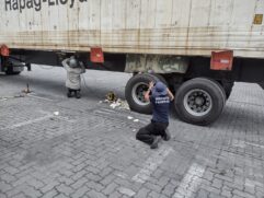 Parte da apreensão precisou de um trabalho minucioso em um caminhão com a carga de suco de laranja concentrado
