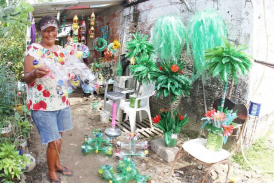 Além das vendas, Raimunda já deu aulas aos turistas na barraca da ONG Ecosurfe, na Praia do Sonho