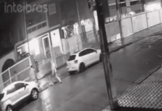 Câmeras de segurança da rua flagraram o momento em que os vizinhos surpreendem o ladrão