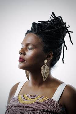 Roberta Gomes fará show com músicas novas e antigas