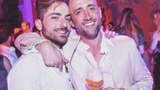 As roupas escolhidas são do figurino que Paulo Gustavo usou quando interpretou o personagem Aníbal, em Minha Vida Em Marte, além de algumas do acervo pessoal dele