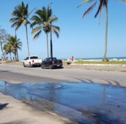 Bueiros estão jorrando esgoto na avenida Governador Mário Covas Júnior, na orla da praia da região do bairro Arpoador