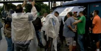O ato acontece em defesa de políticas públicas no local conhecido como 'Retão da Alemoa', em Santos