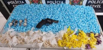 Além das motocicletas e peças de veículos, foram encontradas drogas e um revólver no local