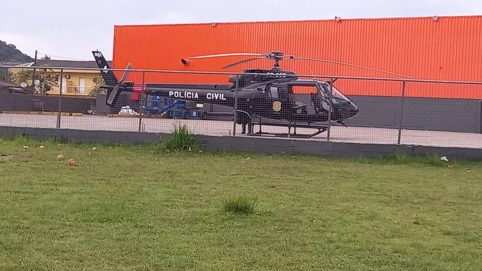 Em Guarujá, viaturas, helicópteros e policiais rondaram o Balneário do Perequê durante Operação Decant