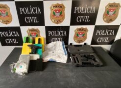 Além dos seis tablets de cocaína, também foi apreendida uma pistola 9mm sem munição e três carregadores em sua residência em Praia Grande