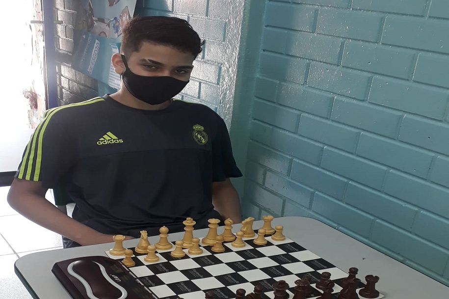 Aluno de São Vicente ganha prata em torneio de xadrez