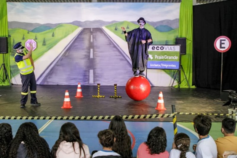 Projeto Ecoviver leva peça teatral a E.M. Cidade da Criança, em Praia Grande