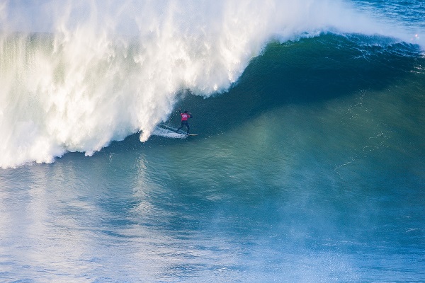 Surfista brasileiro Lucas Chumbo venceram o desafio Nazaré Tow Surfing