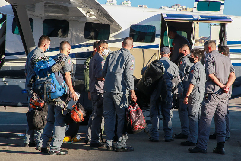 A força-tarefa é composta por oficiais e praças especialistas em resgates, salvamento e logística