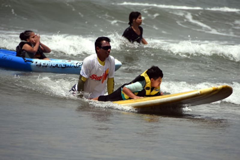 Evento em Praia Grande leva inclusão de deficientes no surfe