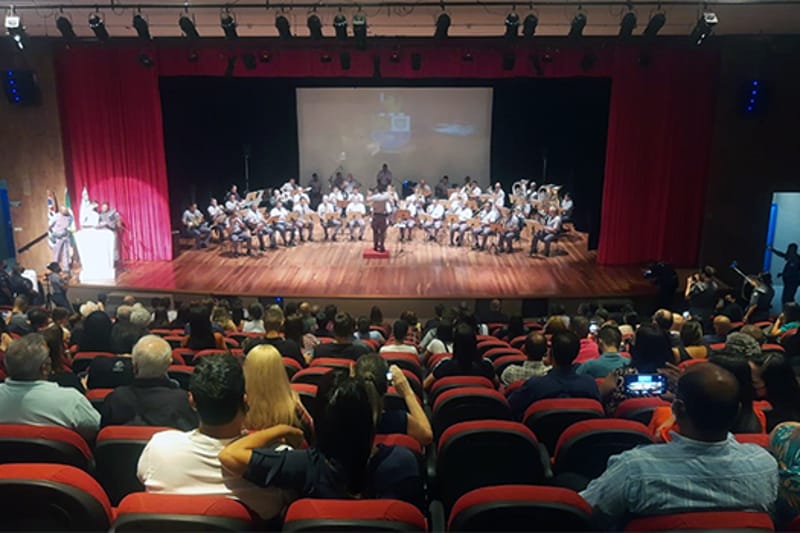 Banda da Polícia Militar faz abertura da Operação Verão 2022, no Palácio das Artes, em Praia Grande