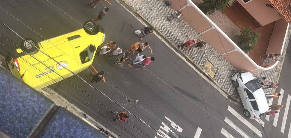 Colisão entre van e carro em cruzamento deixa feridos em Praia Grande