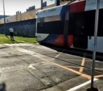 Carro colide com VLT após ignorar sinal vermelho em Santos
