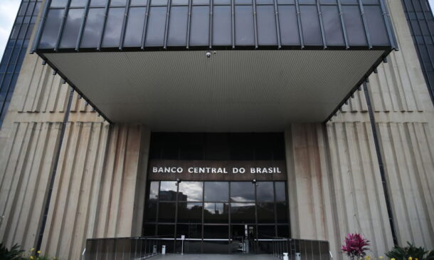 Para 2022, a estimativa de inflação ficou em 5,03%, a mesma da semana passada. Para 2023 e 2024, as previsões são de 3,38% e 3%, respectivamente