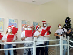 Coral se apresenta e canta músicas de Natal, levando mais alegria aos pacientes que estão internados no Hospital Regional