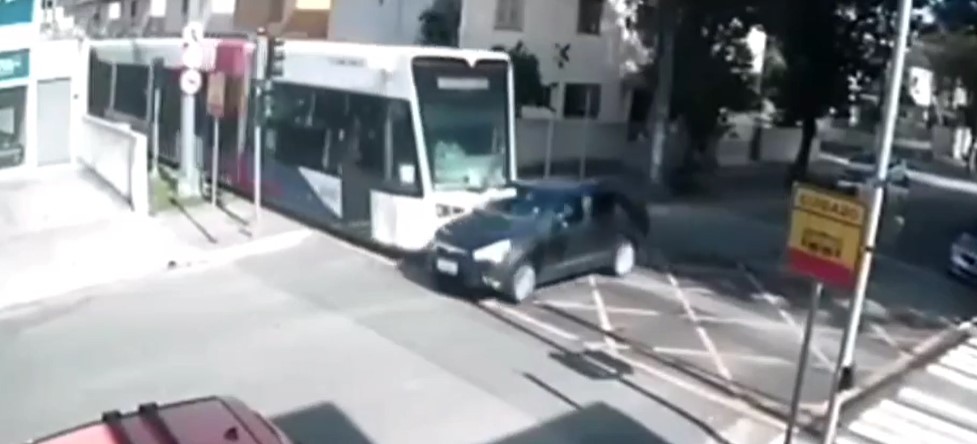 Carro colide com VLT em cruzamento do bairro Macuco, em Santos