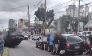 Faixa sentido Ponta da Praia na avenida Francisco Glicério ficou interditada por cerca de uma hora