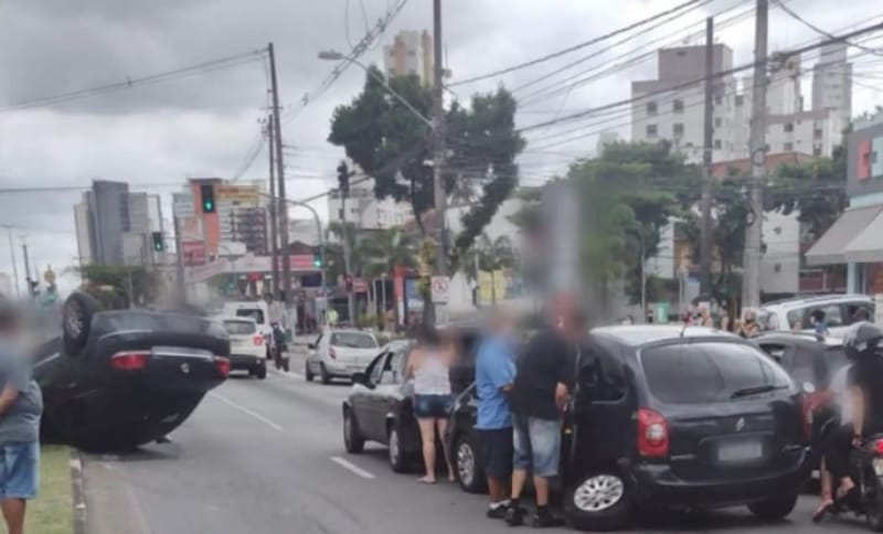 Faixa sentido Ponta da Praia na avenida Francisco Glicério ficou interditada por cerca de uma hora