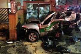 Um carro colidiu contra um táxi que estava estacionado na Av. Pinheiro Machado, em Santos, por volta de 1h