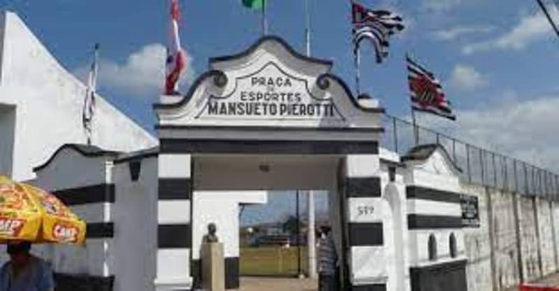 Jogo de futebol, no Estádio Mansueto Pierroti, com artistas arrecada alimentos para o Fundo Social de Solidariedade