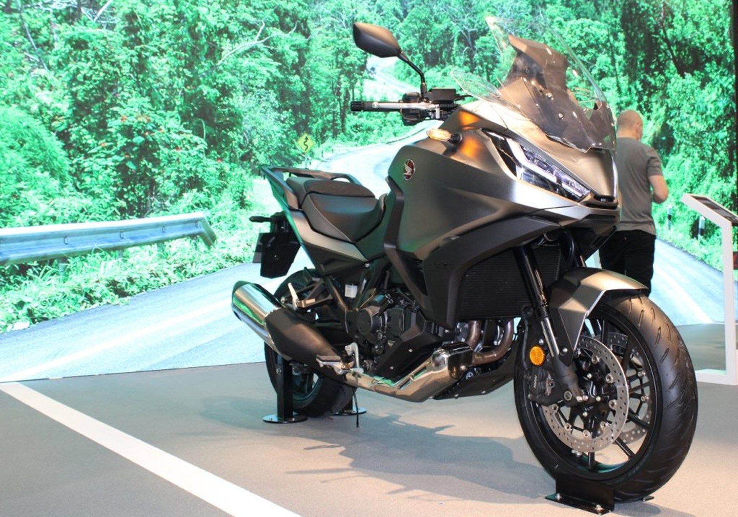 A Honda NT 1100 recebeu modificações no motor para se adequar a utilização estradeira e urbana, como mudanças no gerenciamento eletrônico e na configuração do comando de válvula