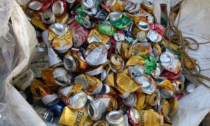 A Ambev, dona de mais da metade do mercado brasileiro de cervejas, declarou ter investido R$ 5 milhões em logística reversa no último Carnaval, retirando 175 toneladas de materiais recicláveis dos festejos