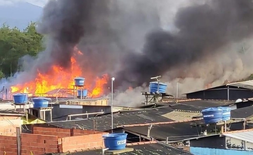 Incêndio atinge barracos na Vila dos Pescadores, em Cubatão, na manhã desta quarta-feira (8)
